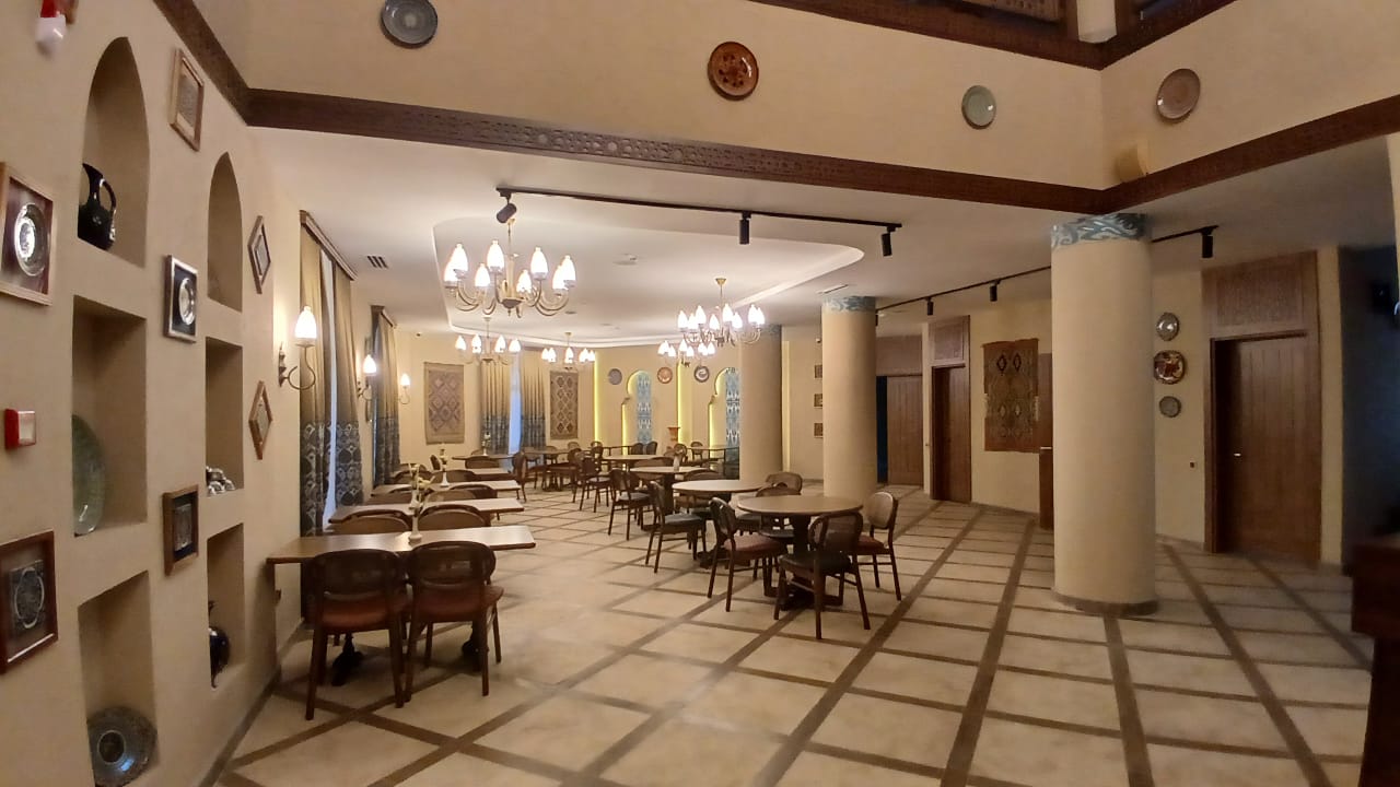 Large restaurant space suitable for gatherings