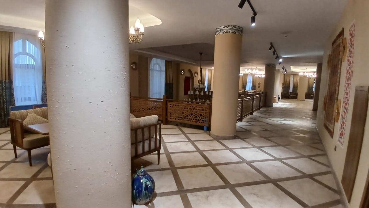 Flexible lounge and gathering area