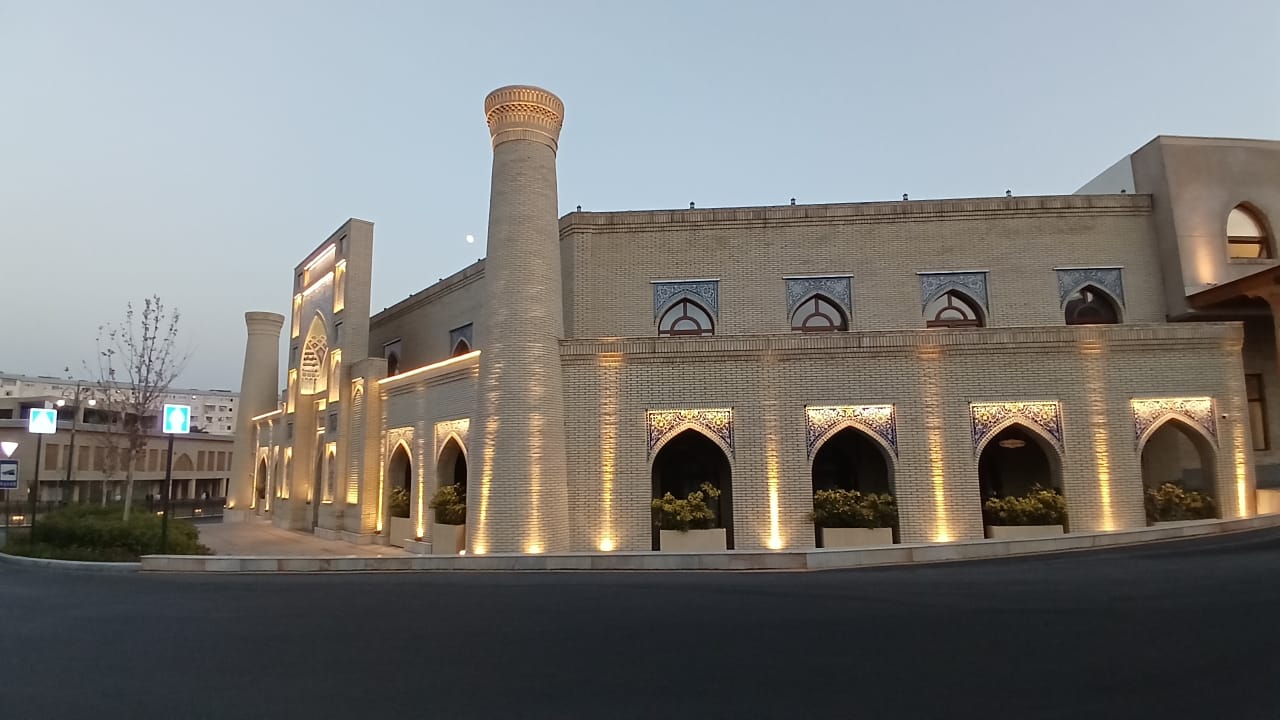 Evening facade of Mecca Boutique Hotel